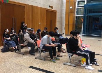 Đà Nẵng tiễn 18 khách Hàn Quốc về nước, 2 người ở lại chấp nhận cách ly