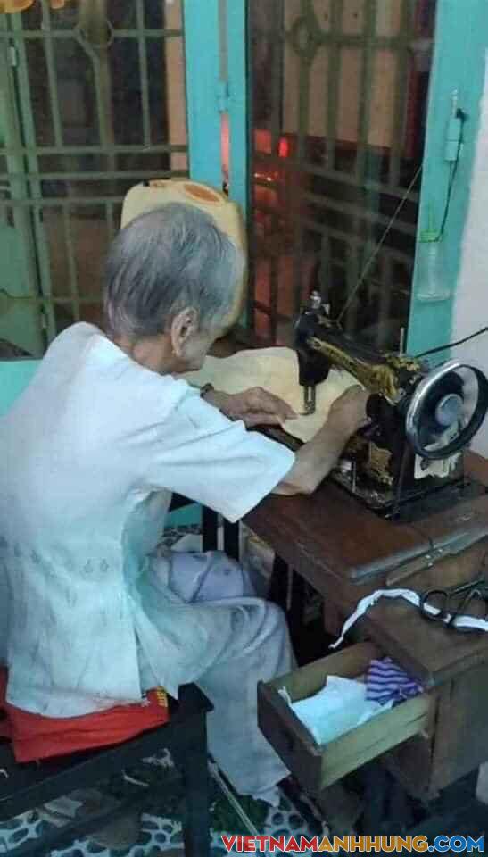 Mẹ Việt Nam Anh hùng 95 tuổi may khẩu trang hỗ trợ chống dịch COVID-19