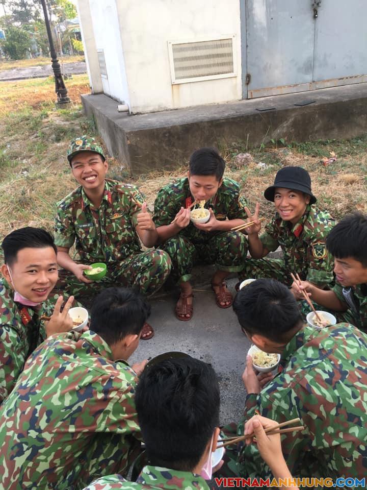 Bát mì ăn vội và niềm tin chiến thắng đại dịch