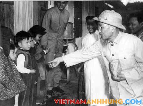 HỒ CHÍ MINH – Người yêu thương tất cả, chỉ quên mình