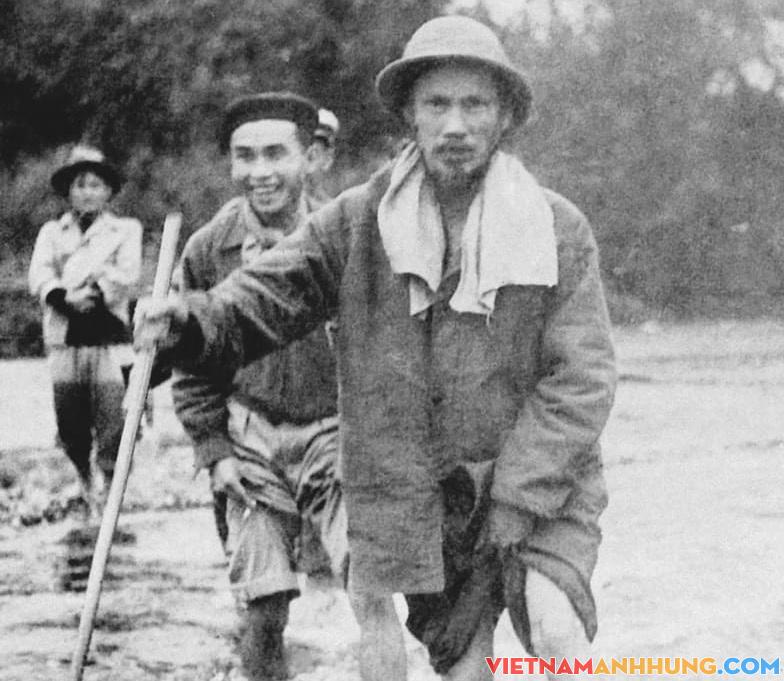 Chú còn trẻ, chú vào hầm ẩn trước đi