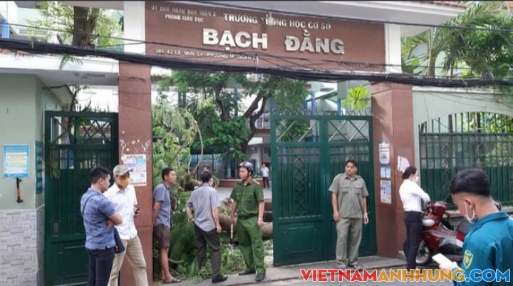 Hiện trường vụ cây phượng bật gốc khiến một em học sinh tử vong
