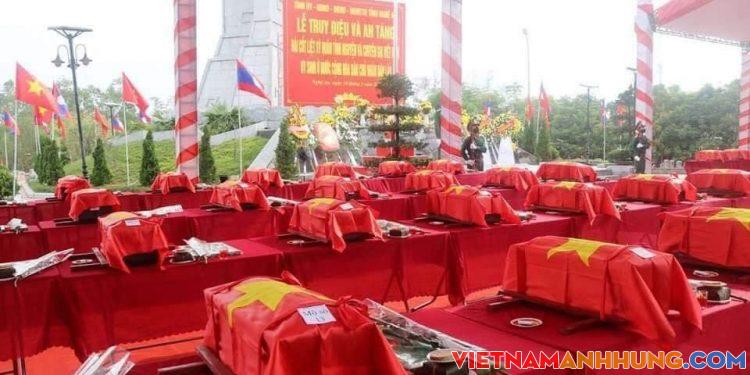 Xúc động nghẹn ngào giây phút an táng 57 hài cốt Liệt sĩ tại Nghĩa trang Liệt sĩ huyện Nghi Lộc, tỉnh Nghệ An