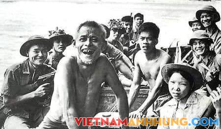 Niềm vui của bố con ông lão ngư dân Quảng Trị chở các chiến sĩ vượt sông