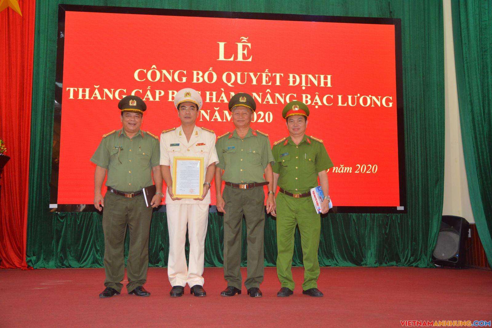 Công an tỉnh Gia Lai công bố Quyết định thăng cấp bậc hàm, nâng bậc lương năm 2020