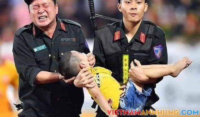 Bức ảnh đồng chí CSCĐ nén đau kịp thời cứu sống bé trai bị co giật được vinh danh “Khoảnh khắc báo chí 2019”