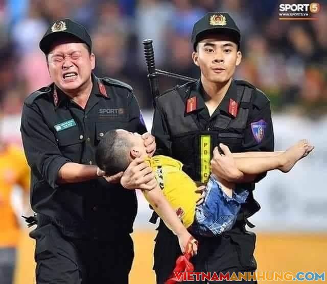 Bức ảnh đồng chí CSCĐ nén đau kịp thời cứu sống bé trai bị co giật được vinh danh “Khoảnh khắc báo chí 2019”