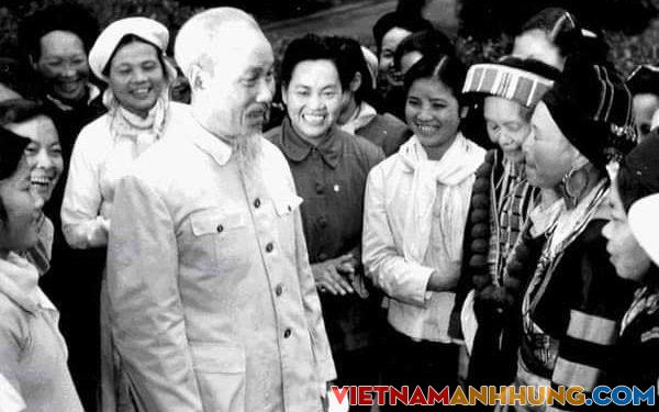 Bác Hồ với chiến sĩ người dân tộc