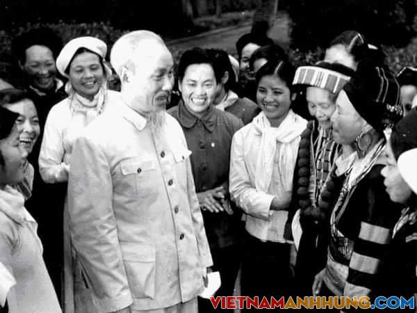 Bác Hồ với chiến sĩ người dân tộc