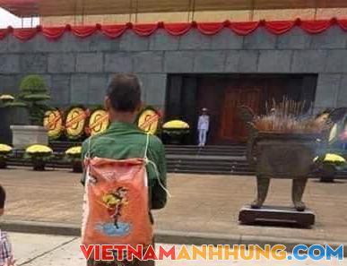 Đứng trước Lăng Bác