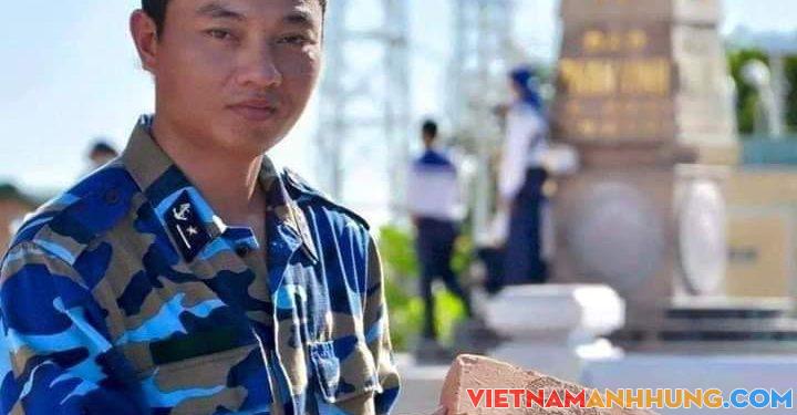 Mỗi viên gạch xây dựng Trường Sa đều có in rõ Quốc Huy nước CỘNG HÒA XÃ HỘI CHỦ NGHĨA VIỆT NAM.