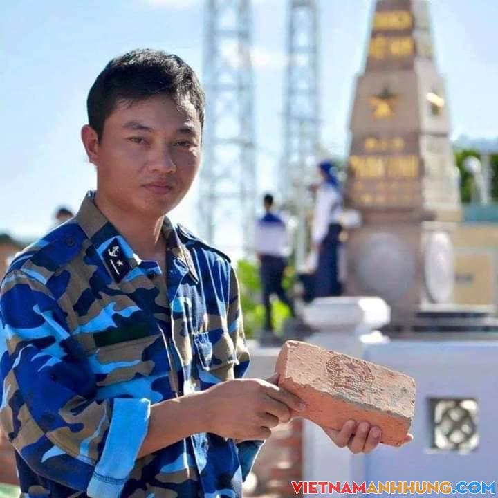 Mỗi viên gạch xây dựng Trường Sa đều có in rõ Quốc Huy nước CỘNG HÒA XÃ HỘI CHỦ NGHĨA VIỆT NAM.