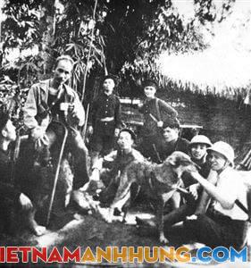 Bác Hồ đóng vai thầy cúng