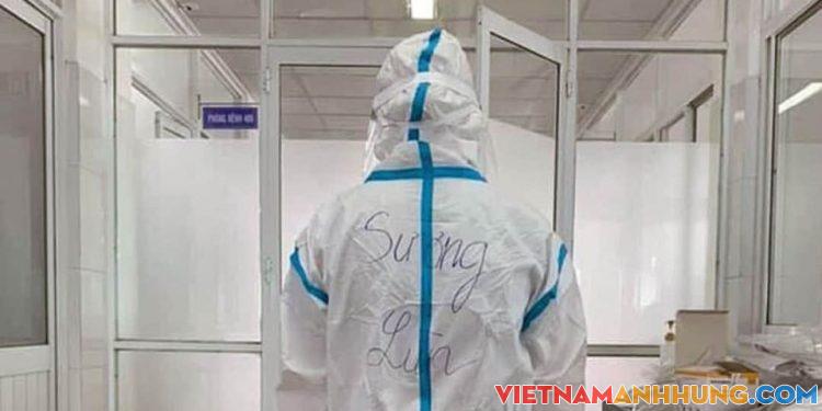 Mặc đồ bảo hộ kín mít trong khi thay phiên nhau chăm sóc bệnh nhân, nên các nhân viên y tế ở Đà Nẵng phải viết tên nhau lên áo để nhận diện”