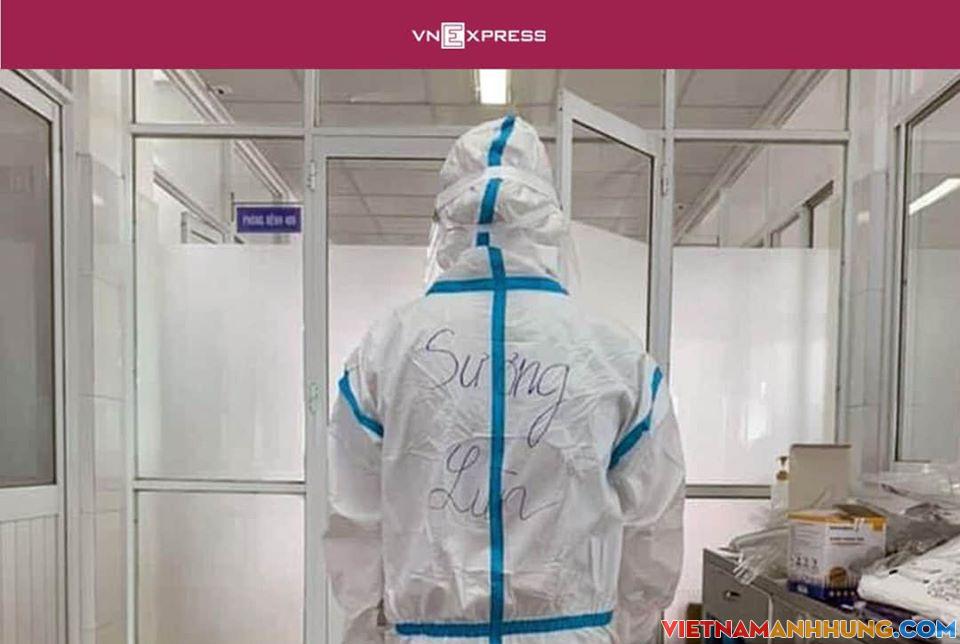 Mặc đồ bảo hộ kín mít trong khi thay phiên nhau chăm sóc bệnh nhân, nên các nhân viên y tế ở Đà Nẵng phải viết tên nhau lên áo để nhận diện”