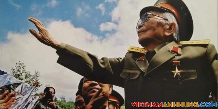 Xúc động hình ảnh Đại tướng Võ Nguyên Giáp vẫy chào Điện Biên Phủ lần cuối