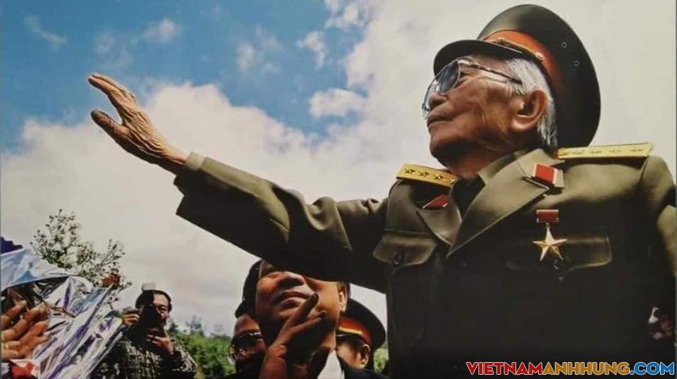 Xúc động hình ảnh Đại tướng Võ Nguyên Giáp vẫy chào Điện Biên Phủ lần cuối