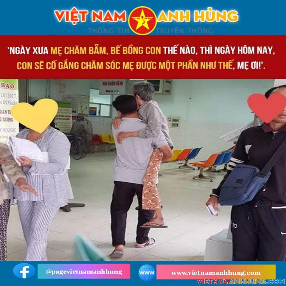 Hình ảnh người con trai bế Mẹ già trong bệnh viện khiến dân mạng xúc động