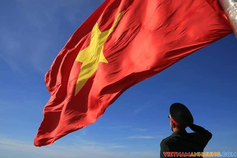 Lễ thượng cờ và tôn vinh đại kỳ rộng tới 250m2 trên đỉnh Thới Lới của đảo Lý Sơn