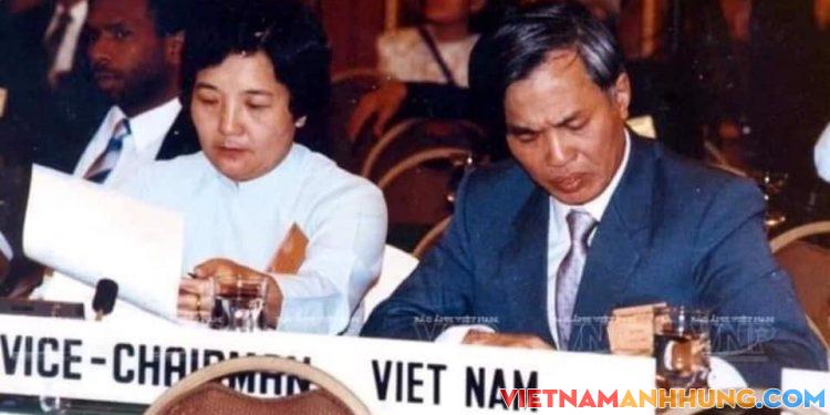 Cú đập bàn lịch sử