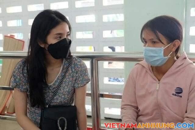 Cô gái tiếp tục giúp đỡ cha con người bắt rắn sau khi giúp đỡ chú lái xe grab