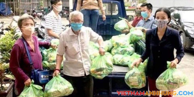 Tiền lời đi bán vé số, vợ chồng cụ ông 80 tuổi mua nhu yếu phẩm tặng người dân trong khu cách ly