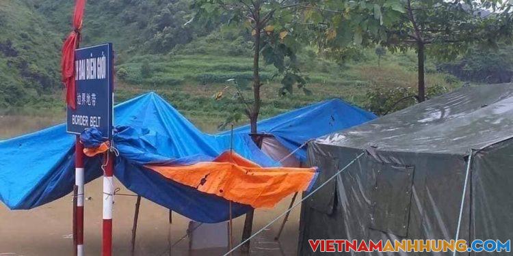 Thủ trưởng ơi! Lũ về nhanh lều của tổ công tác chìm rồi!