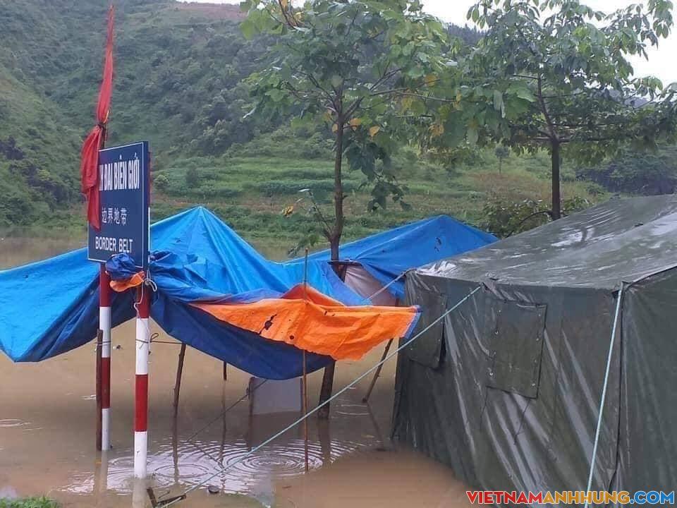 Thủ trưởng ơi! Lũ về nhanh lều của tổ công tác chìm rồi!