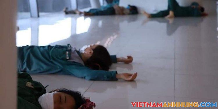 Giấc ngủ tranh thủ vội vàng của anh em thi công bệnh viện dã chiến từ Cung Thể thao Tiên Sơn