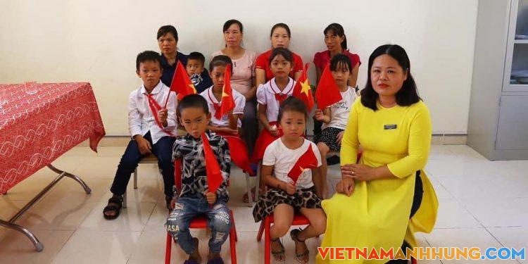 Xúc động lễ khai giảng của 2 thầy cô và 7 học trò giữa đảo tiền tiêu Tổ quốc