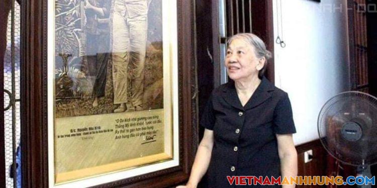 “O du kích nhỏ” vỡ òa niềm vui khi nhận món quà giản dị của Chánh án TANDTC