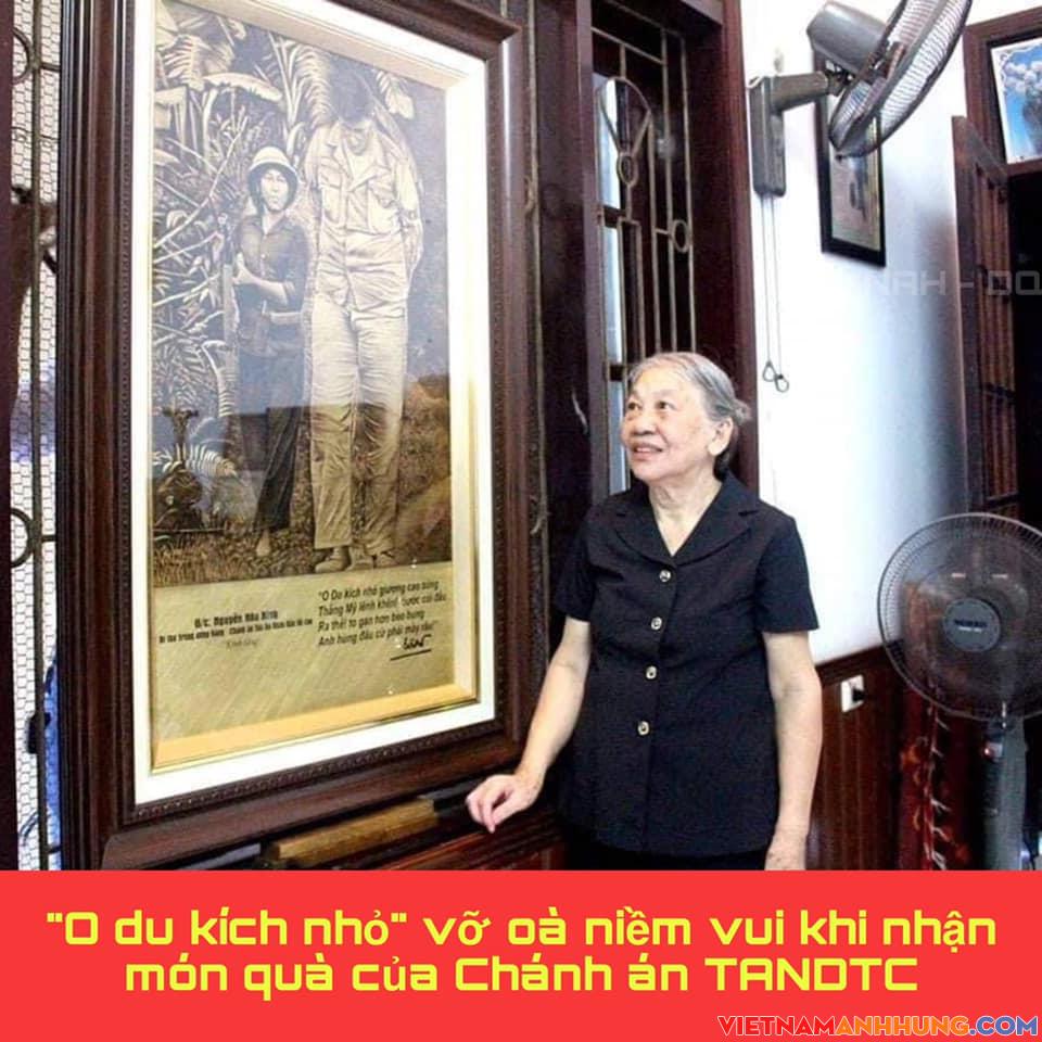 “O du kích nhỏ” vỡ òa niềm vui khi nhận món quà giản dị của Chánh án TANDTC