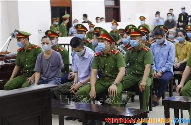 Hình ảnh những kẻ giết người và chống người thi hành công vụ đang được đưa ra trước ánh sáng của pháp luật