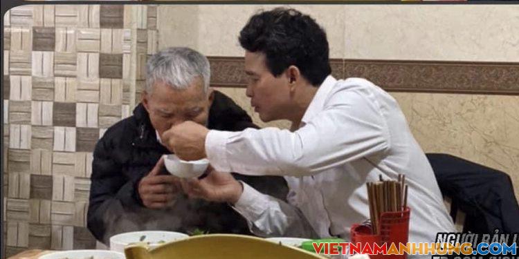 Sáng đi ăn bát bún cá, gặp hình ảnh cảm động quá…