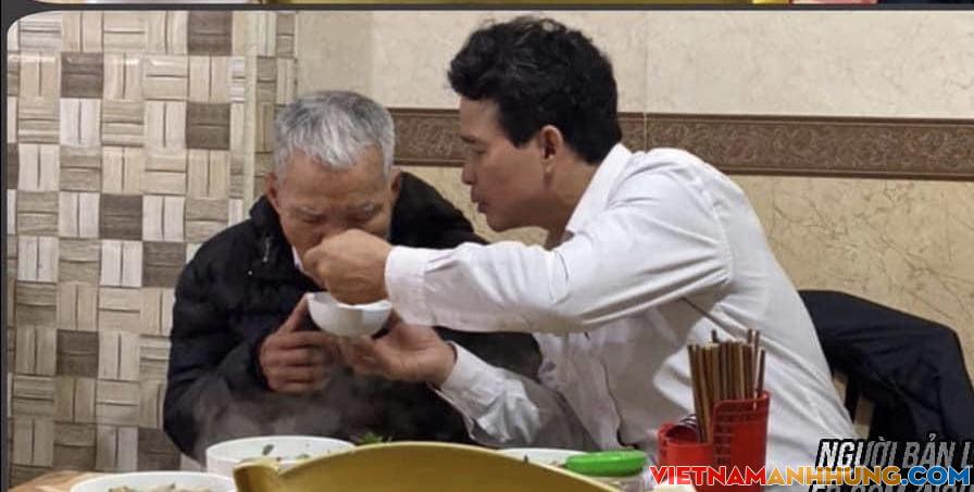 Sáng đi ăn bát bún cá, gặp hình ảnh cảm động quá…