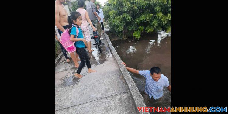 Phút sinh tử người đàn ông lao xuống sông cứu 2 em nhỏ rơi khỏi cầu
