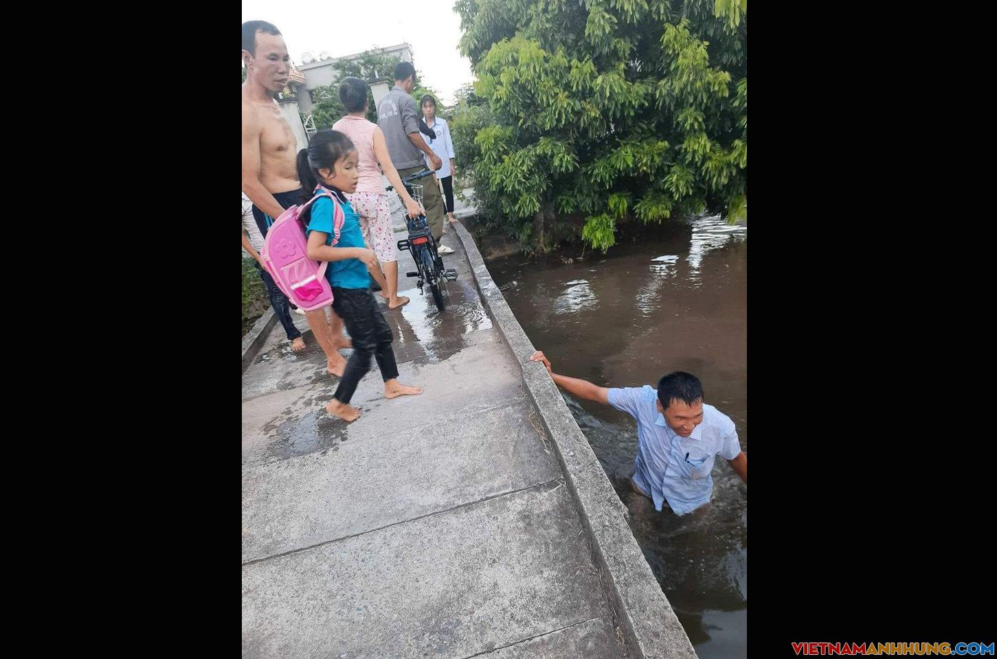 Phút sinh tử người đàn ông lao xuống sông cứu 2 em nhỏ rơi khỏi cầu