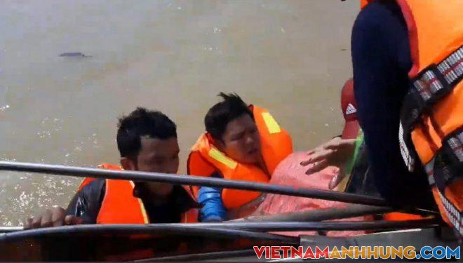 Quảng Bình: Đoàn cứu trợ 6 người bị lật thuyền rơi xuống dòng lũ dữ