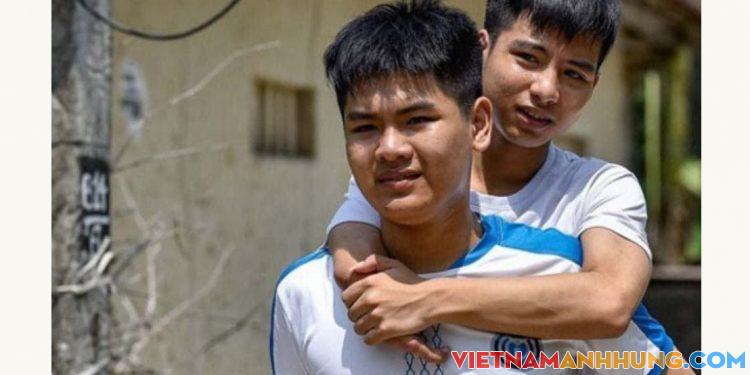 Nam sinh 10 năm cõng bạn đến lớp: Nếu được đặc cách em cũng từ chối