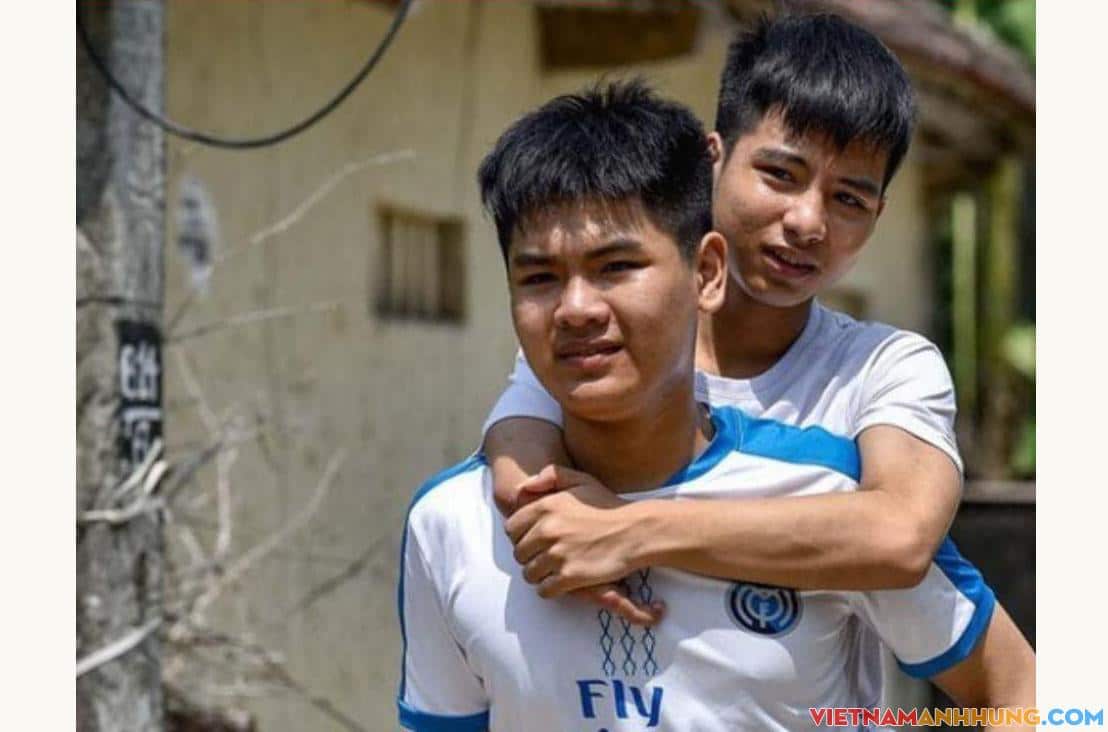 Nam sinh 10 năm cõng bạn đến lớp: Nếu được đặc cách em cũng từ chối