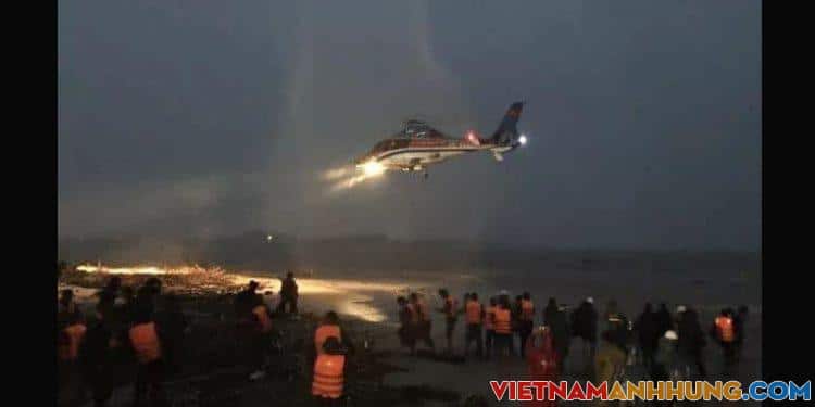 Giải cứu thành công 8 người bị mắc kẹt ngoài biển do mưa lũ