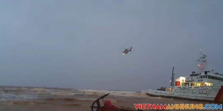 Giải cứu thành công 8 người bị mắc kẹt ngoài biển do mưa lũ