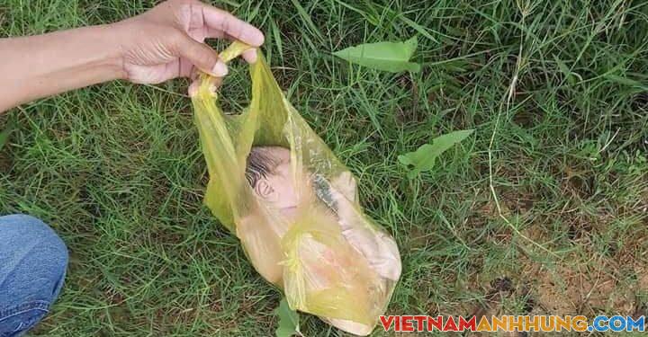 Bé sơ sinh bị vứt bỏ được 02 đồng chí Công an phát hiện, cứu giúp kịp thời
