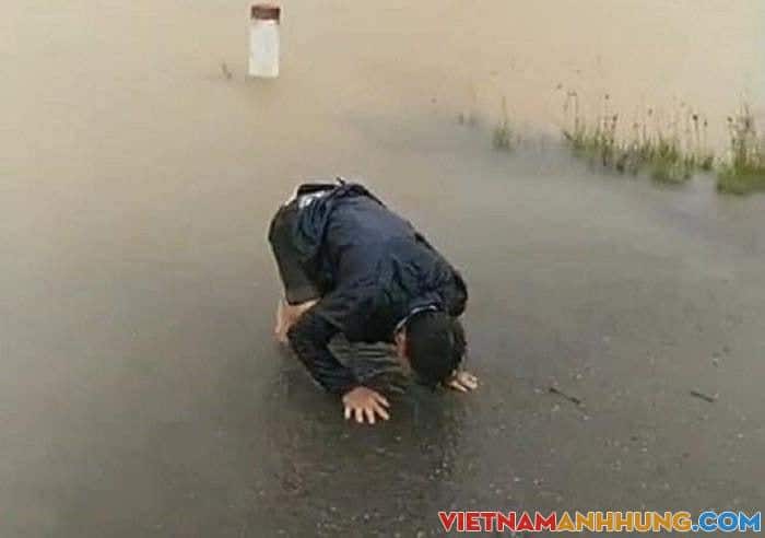 Người chồng ở Huế khóc ngất khi nhìn vợ sắp sinh bị lũ cuốn trôi