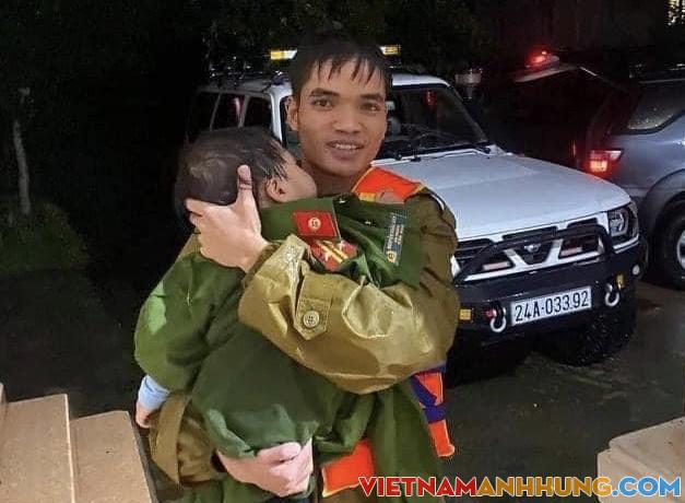 Hình ảnh đẹp về người chiến sĩ Công an trong lòng nhân dân!