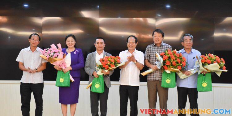 Trao quyết định nghỉ hưu theo chế độ cho các đồng chí nguyên Ủy viên UBND tỉnh Gia Lai