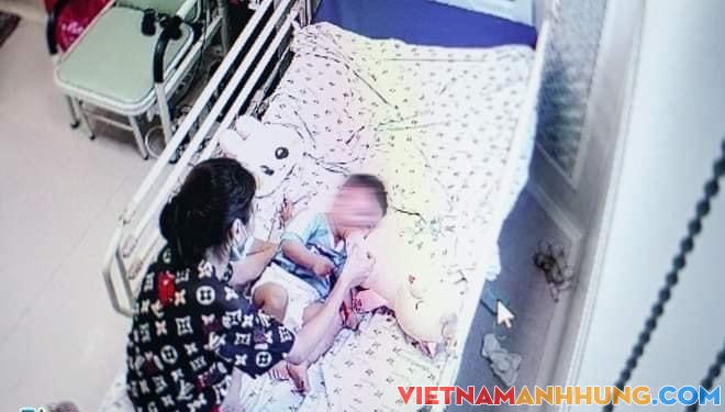 Hình ảnh bé trai 1 tuổi mắc Covid-19 đang được chăm sóc đặc biệt tại bệnh viện Nhi đồng Tp.HCM