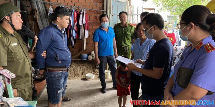 Tạm giữ hình sự, khám xét khẩn cấp đối tượng đánh, giẫm đạp nữ sinh sau tai nạn