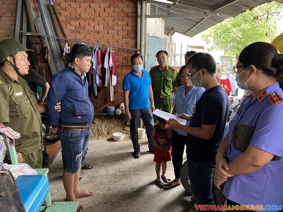 Tạm giữ hình sự, khám xét khẩn cấp đối tượng đánh, giẫm đạp nữ sinh sau tai nạn