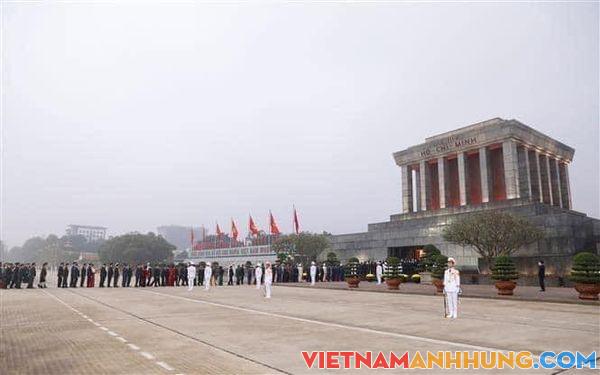 Đại biểu dự Đại hội XIII của Đảng vào lăng viếng Chủ tịch Hồ Chí Minh và đặt vòng hoa tại Đài tưởng niệm các Anh hùng Liệt sĩ